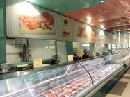 L'épicerie sert au-dessus du contre- réfrigérateur d'affichage de viande/équipement magasin de boucherie