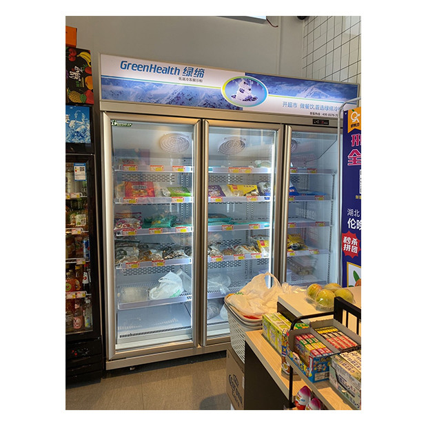 Supermarché / magasin avec trois portes vitrées équipées de réfrigérateurs à écran de congélation unitaire