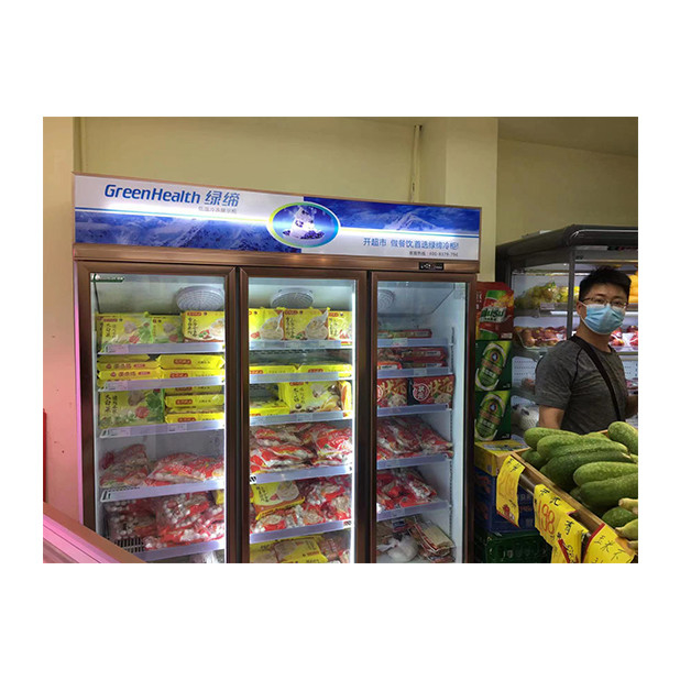 Supermarché / magasin avec trois portes vitrées équipées de réfrigérateurs à écran de congélation unitaire