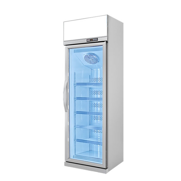 Supermarché / magasin commercial avec une porte en verre équipé de réfrigérateurs de congélation