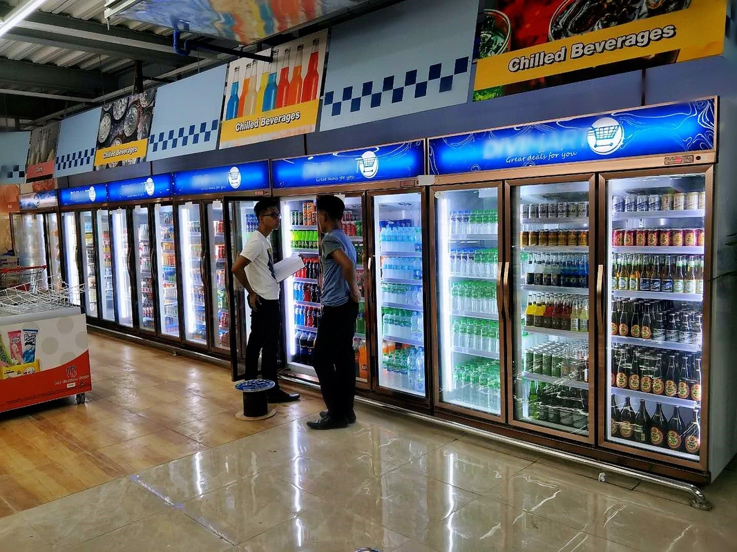 Réfrigérateur à accès direct avec porte vitrée battante, présentoir de boissons pour magasin de proximité et d'épicerie