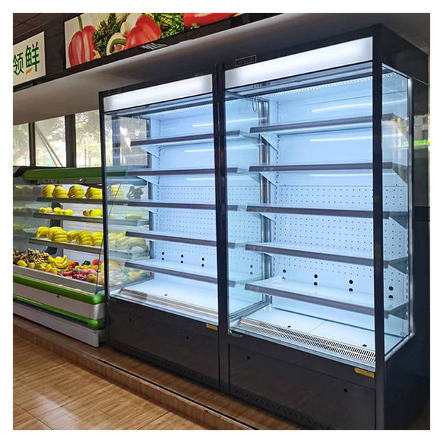 Petits réfrigérateurs ouverts pour le stockage et l'affichage des fruits et légumes dans les supermarchés