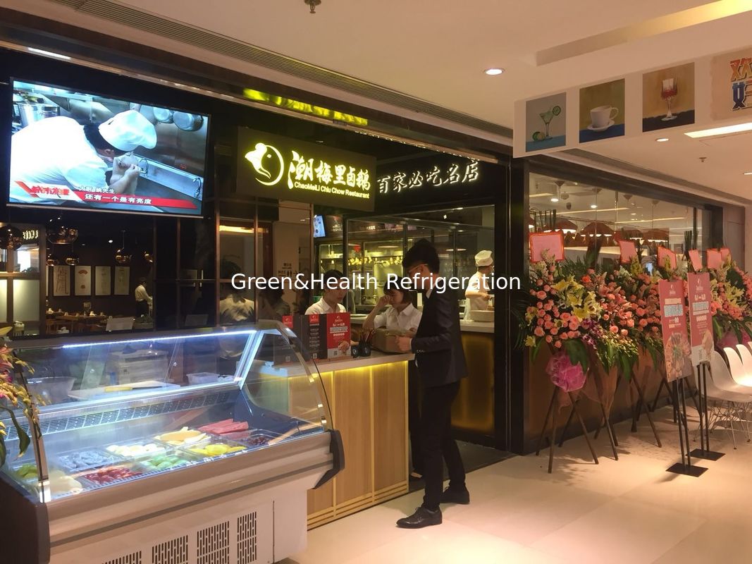 Vitrine commerciale de viande avec intérieur en acier inoxydable en verre incurvé et système de refroidissement par ventilateur